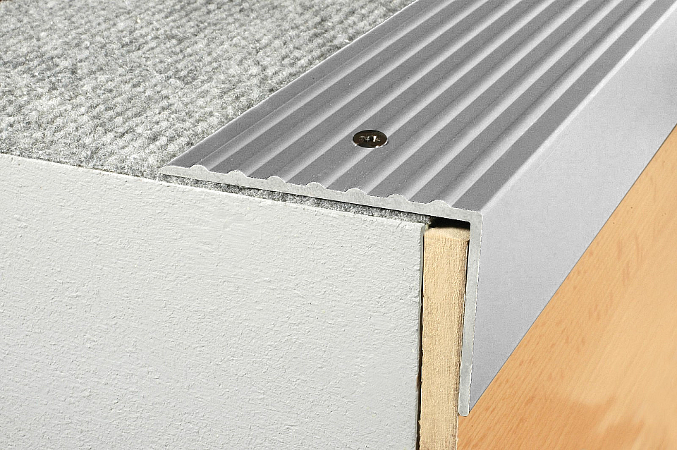 Schodový profil 65 x 42 mm (skrutkovací)