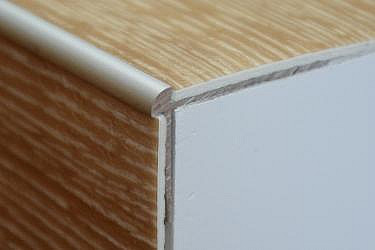 Schodový profil pre krytiny do 3 mm (skrutkovací)