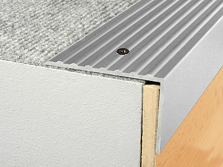 Schodový profil 65 x 42 mm (skrutkovací)